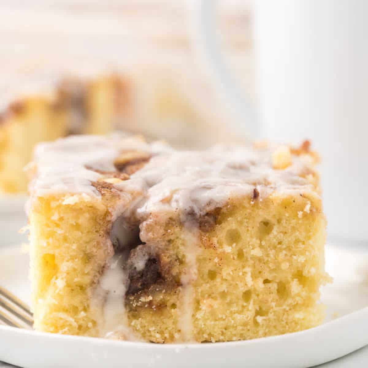 Cinnamon Roll Cake (&VIDEO) - Eating on a Dime